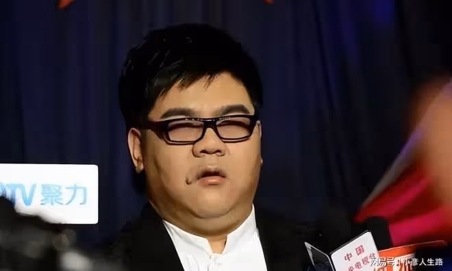 楊光:靠模仿紅極一時,卻因耍大牌被趕下台,今借愛心公益再亮相