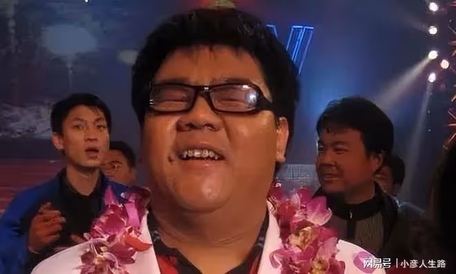 楊光:靠模仿紅極一時,卻因耍大牌被趕下台,今借愛心公益再亮相
