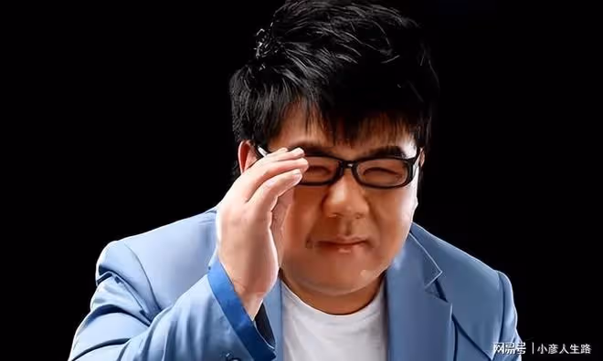 楊光:靠模仿紅極一時,卻因耍大牌被趕下台,今借愛心公益再亮相