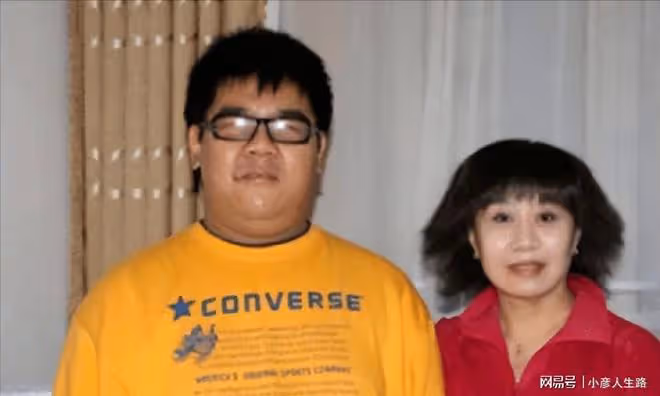 楊光:靠模仿紅極一時,卻因耍大牌被趕下台,今借愛心公益再亮相