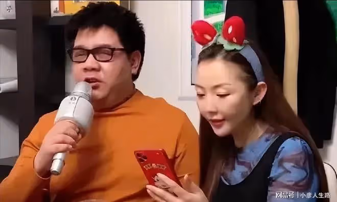 楊光:靠模仿紅極一時,卻因耍大牌被趕下台,今借愛心公益再亮相