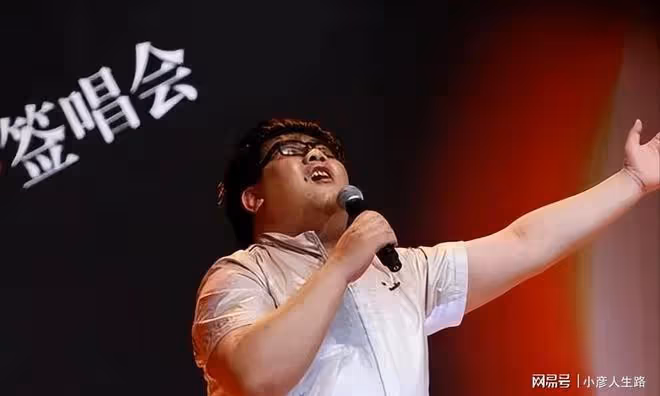 楊光:靠模仿紅極一時,卻因耍大牌被趕下台,今借愛心公益再亮相