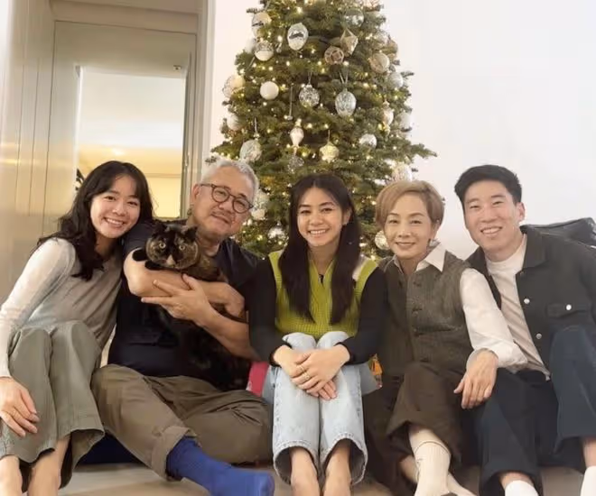 毛舜筠罕曬全家福,准女婿首露面長相斯文,與大女兒已有結婚計劃