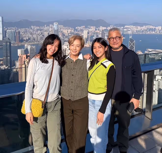毛舜筠罕曬全家福,准女婿首露面長相斯文,與大女兒已有結婚計劃