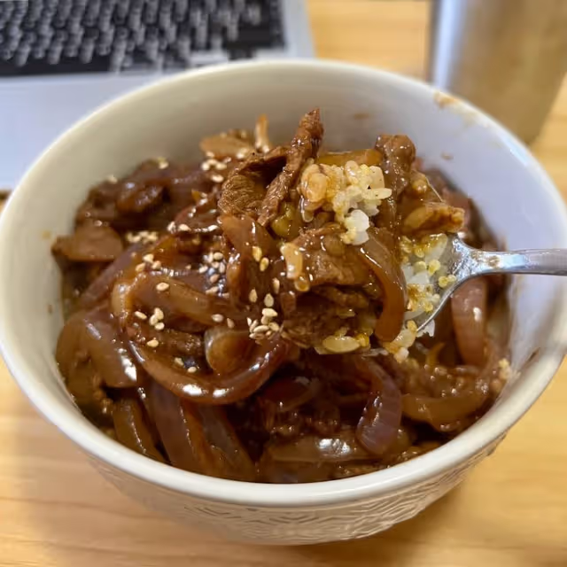 一個洋蔥就能做四份店裡的日式牛肉飯（學會再不去店裡花冤枉錢啦