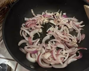 一個洋蔥就能做四份店裡的日式牛肉飯（學會再不去店裡花冤枉錢啦