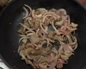 一個洋蔥就能做四份店裡的日式牛肉飯（學會再不去店裡花冤枉錢啦