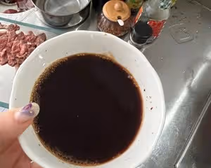 一個洋蔥就能做四份店裡的日式牛肉飯（學會再不去店裡花冤枉錢啦