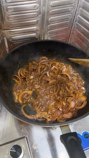 一個洋蔥就能做四份店裡的日式牛肉飯（學會再不去店裡花冤枉錢啦