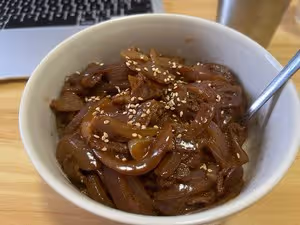 一個洋蔥就能做四份店裡的日式牛肉飯（學會再不去店裡花冤枉錢啦