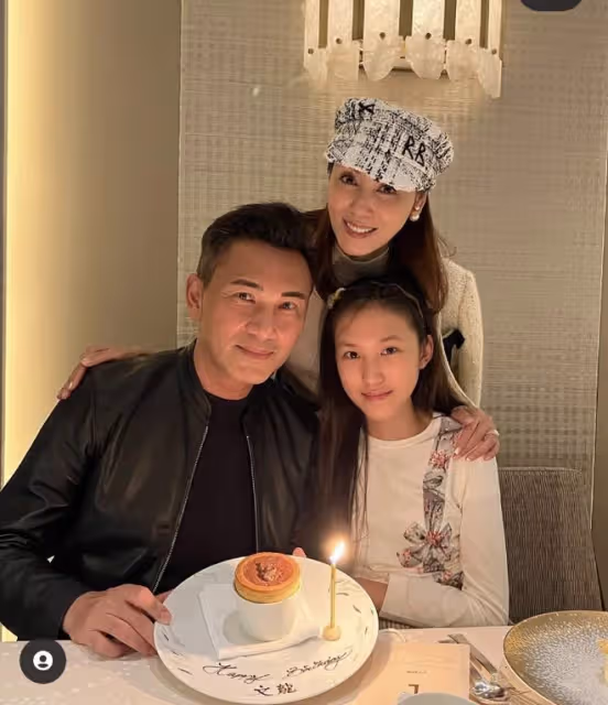 郭可盈曬全家福,吃法國餐為55歲丈夫慶生,坐在林文龍腿上好恩愛