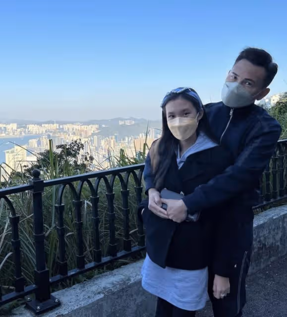 郭可盈曬全家福,吃法國餐為55歲丈夫慶生,坐在林文龍腿上好恩愛