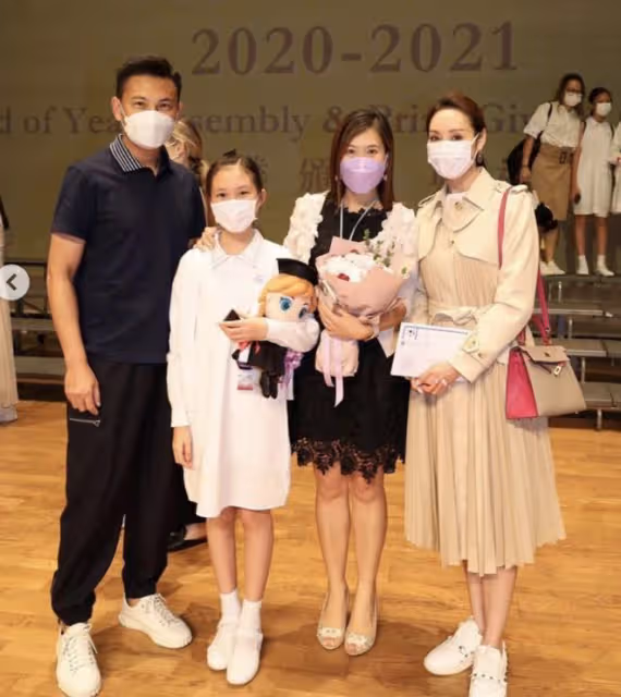 郭可盈曬全家福,吃法國餐為55歲丈夫慶生,坐在林文龍腿上好恩愛