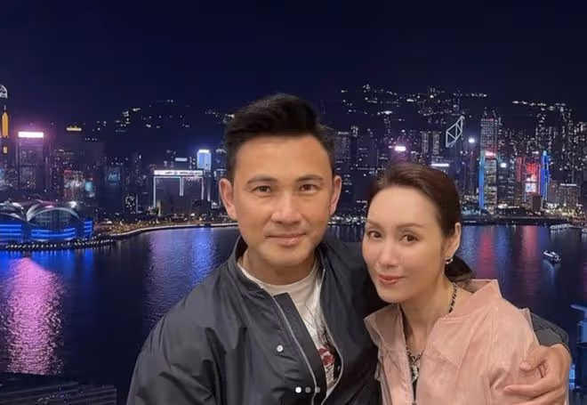 郭可盈曬全家福,吃法國餐為55歲丈夫慶生,坐在林文龍腿上好恩愛