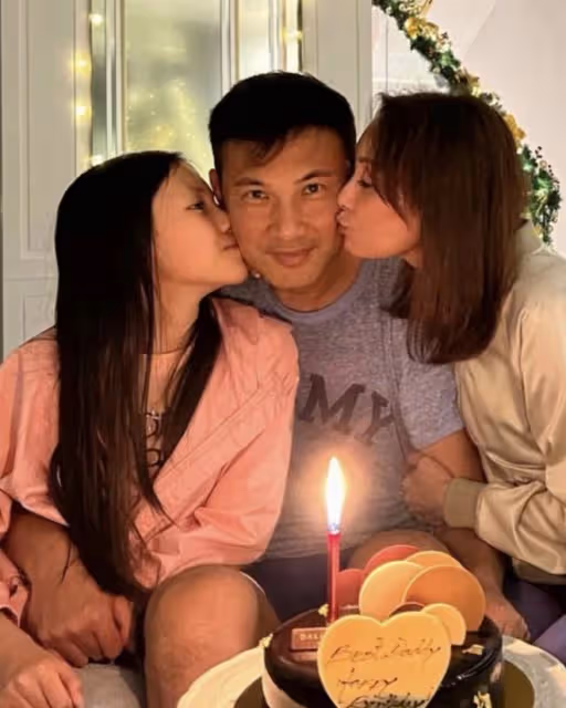 郭可盈曬全家福,吃法國餐為55歲丈夫慶生,坐在林文龍腿上好恩愛