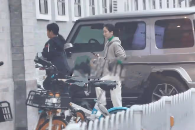 45歲左小青帶家人打網球,穿著樸素氣質出眾,11歲女兒側顏像媽媽
