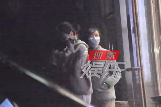 45歲左小青帶家人打網球,穿著樸素氣質出眾,11歲女兒側顏像媽媽