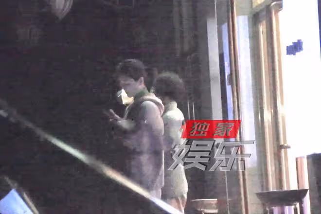45歲左小青帶家人打網球,穿著樸素氣質出眾,11歲女兒側顏像媽媽