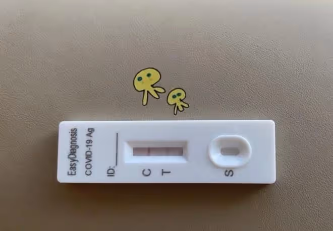 45歲左小青帶家人打網球,穿著樸素氣質出眾,11歲女兒側顏像媽媽