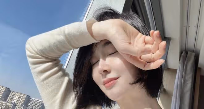 45歲左小青帶家人打網球,穿著樸素氣質出眾,11歲女兒側顏像媽媽