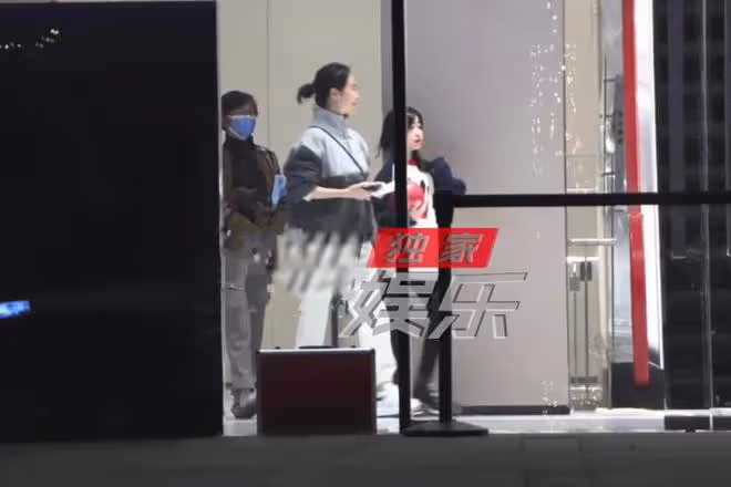 45歲左小青帶家人打網球,穿著樸素氣質出眾,11歲女兒側顏像媽媽