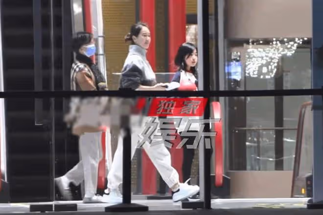 45歲左小青帶家人打網球,穿著樸素氣質出眾,11歲女兒側顏像媽媽