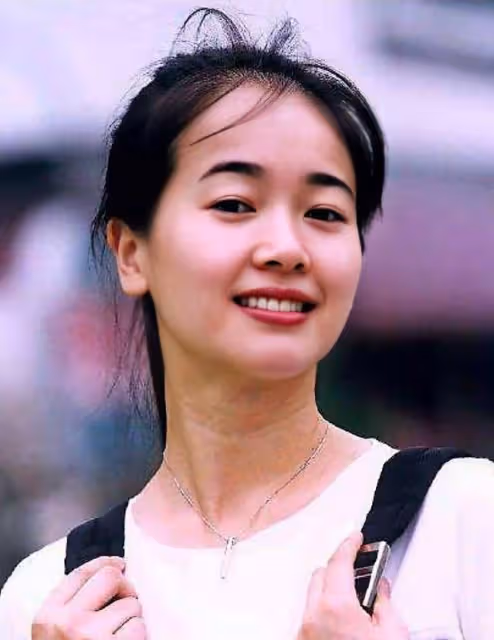 45歲左小青帶家人打網球,穿著樸素氣質出眾,11歲女兒側顏像媽媽