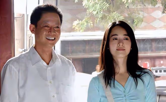 45歲左小青帶家人打網球,穿著樸素氣質出眾,11歲女兒側顏像媽媽