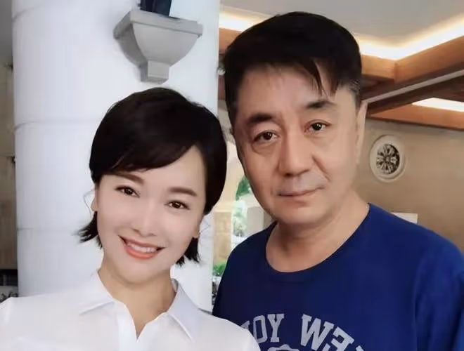 45歲左小青帶家人打網球,穿著樸素氣質出眾,11歲女兒側顏像媽媽