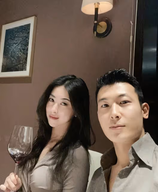 朱珠曬夫妻甜蜜九宮格,被王昀佳公主抱撒狗糧,網友大讚朱珠好辣