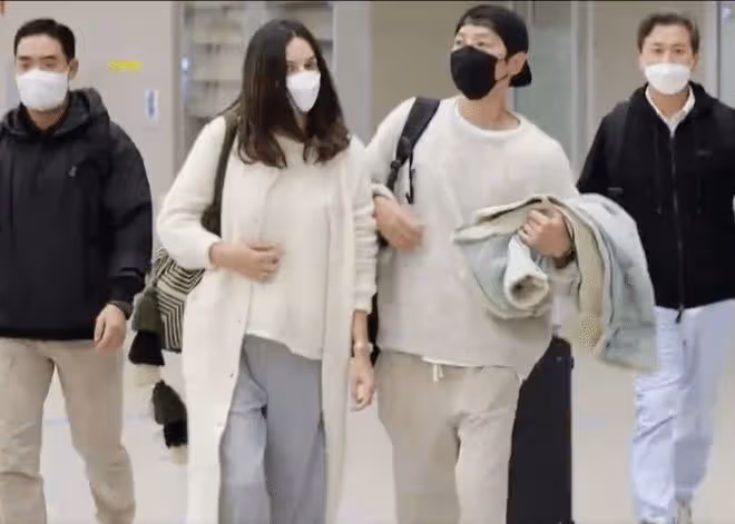 宋仲基女友被爆已有兩個女兒，曾帶女兒走紅毯，與前男友相戀6年