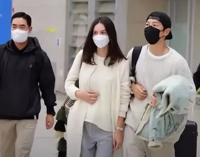 37歲宋仲基當繼父?新女友被曝有女且生父不詳,10歲女兒金髮碧眼