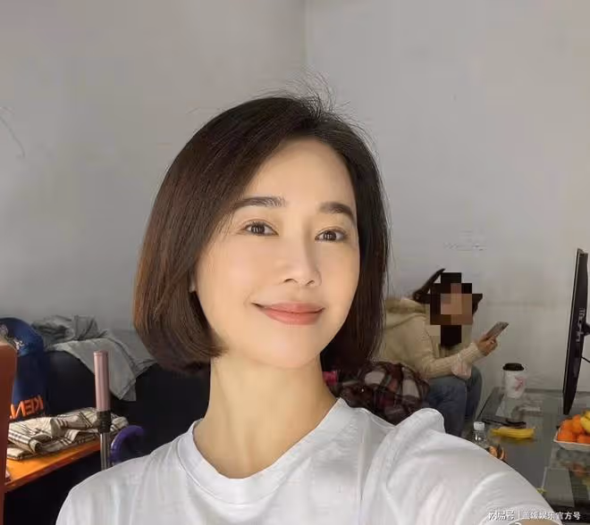 45歲左小青帶家人打網球,衣著樸素好優雅,與富豪離婚後狀態佳