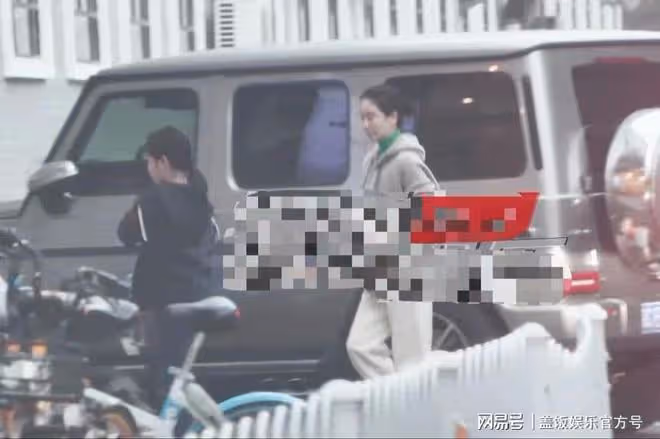 45歲左小青帶家人打網球,衣著樸素好優雅,與富豪離婚後狀態佳