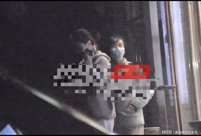 45歲左小青帶家人打網球,衣著樸素好優雅,與富豪離婚後狀態佳