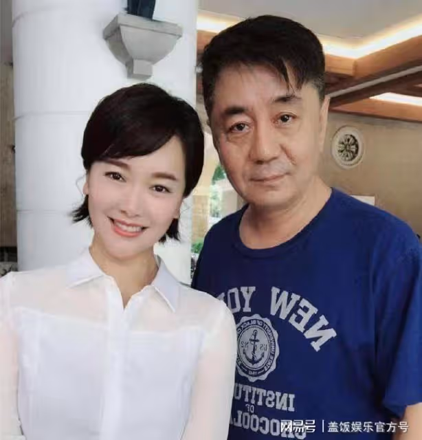 45歲左小青帶家人打網球,衣著樸素好優雅,與富豪離婚後狀態佳