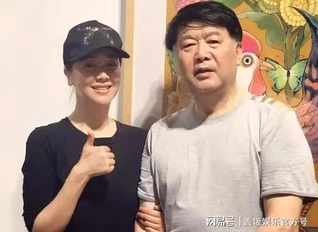 45歲左小青帶家人打網球,衣著樸素好優雅,與富豪離婚後狀態佳