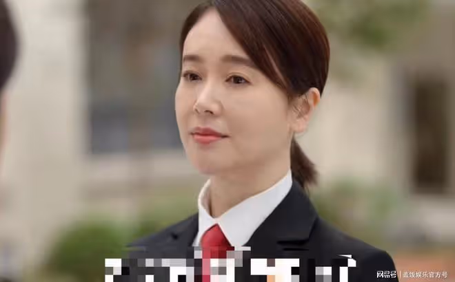 45歲左小青帶家人打網球,衣著樸素好優雅,與富豪離婚後狀態佳