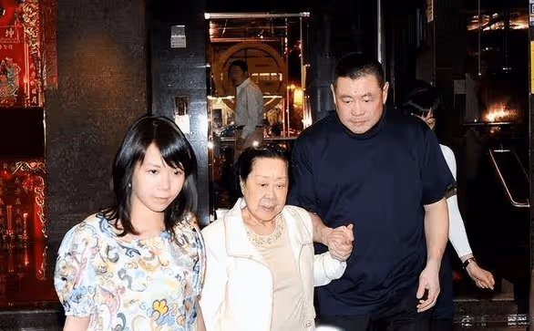 一身病的劉鑾雄,冒著感染風險到商場見前女友,保鏢白毛巾不離手