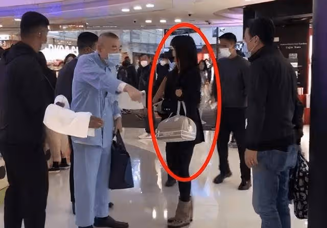 一身病的劉鑾雄,冒著感染風險到商場見前女友,保鏢白毛巾不離手