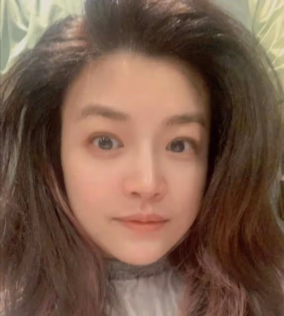 38歲陳妍希頭髮挑染太顯美，眼睛大得像銅鈴，被贊和陳曉有夫妻相