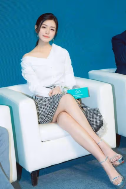 38歲陳妍希頭髮挑染太顯美，眼睛大得像銅鈴，被贊和陳曉有夫妻相