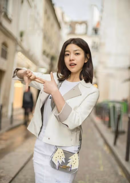 38歲陳妍希頭髮挑染太顯美，眼睛大得像銅鈴，被贊和陳曉有夫妻相