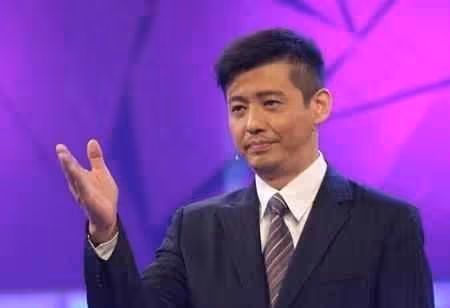 曾與董卿戀愛6年，因說錯話被電視開除，後來56歲卻成這樣