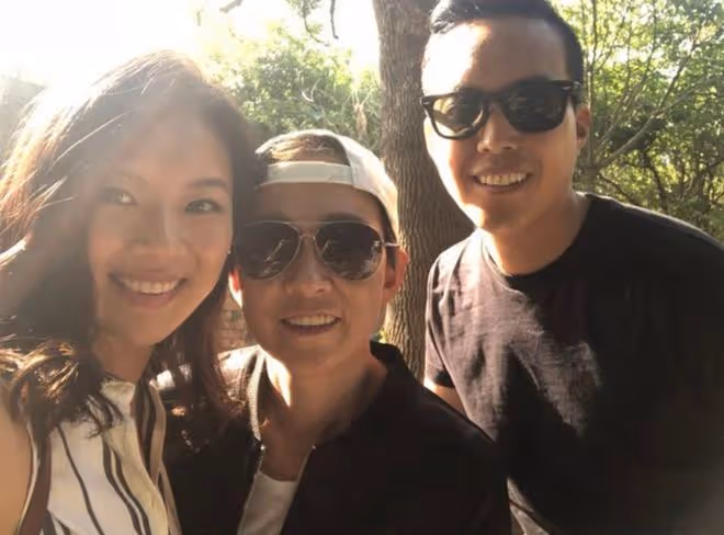 恭喜!高凌風女兒被求婚,與導演男友擁吻太甜蜜,手中鑽戒很耀眼