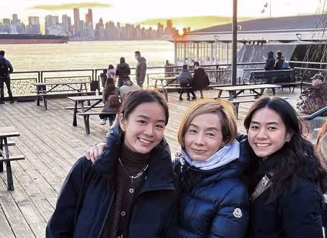 知名港星曬全家福!疑似準備升級做岳母,准女婿真面目曝光