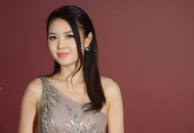 TVB知名女星新劇秀大長腿!穿寬鬆襯衫誘惑男主,演技精湛獲激贊