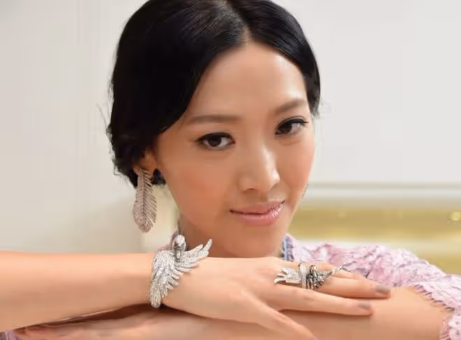李立群女兒曬自拍慶生，32歲氣質出眾，與黑人初戀分手後保持單身