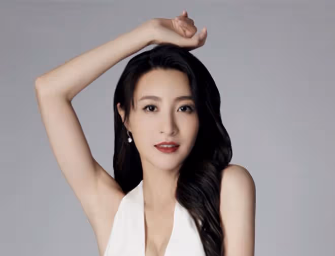 TVB視後穿露背裝秀身材！一雙美腿太吸睛，嫁大15歲富豪生活愜意
