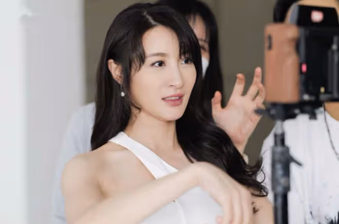 TVB視後穿露背裝秀身材！一雙美腿太吸睛，嫁大15歲富豪生活愜意